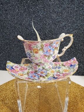 Vintage Floral Tea Cup Night Light With Gold Trim & Plug-In Design (C39)